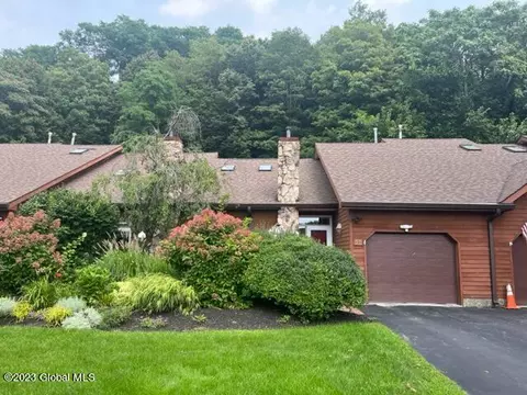 21 Lillian Ln, Troy, NY 12180