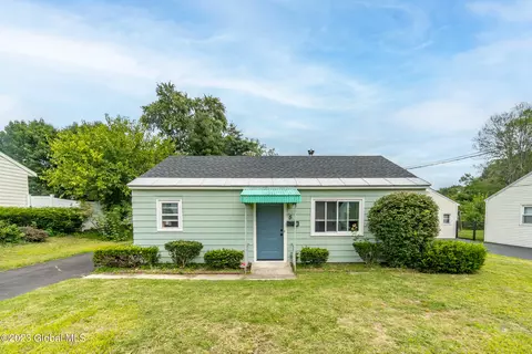5 Prince Ct, Loudonville, NY 12211