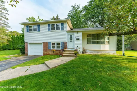 2223 Webster Dr, Niskayuna, NY 12309