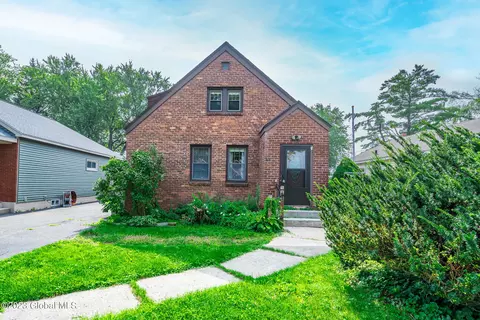 13 Carlisle Ct, Albany, NY 12209