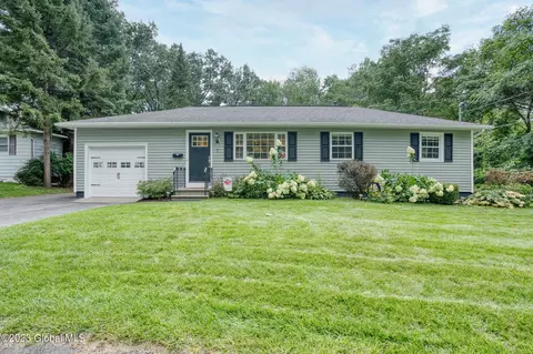 7 Swiss Ct, Colonie, NY 12205