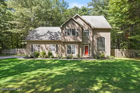 27 Brookside Dr, Saratoga Springs, NY 12866 photo 2