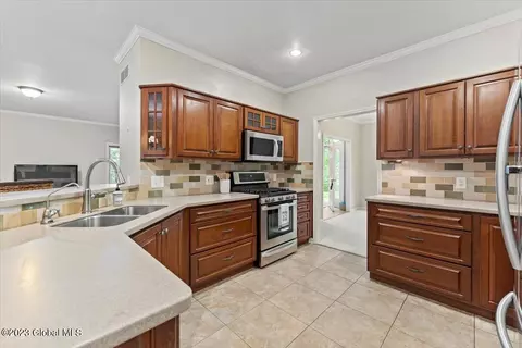 27 Brookside Dr, Saratoga Springs, NY 12866 photo 10