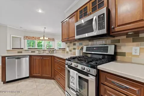 27 Brookside Dr, Saratoga Springs, NY 12866 photo 11