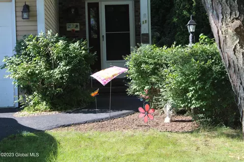 11 Captains Blvd, Waterford, NY 12188
