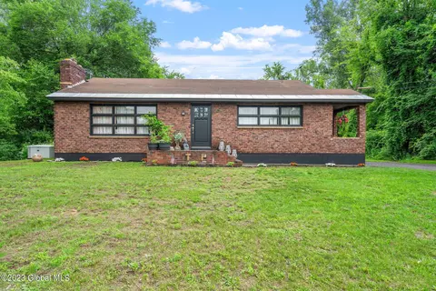 2742 Curry Rd, Schenectady, NY 12303