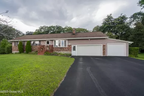 116 Van Aernem Rd, Malta, NY 12020