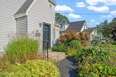 211 Stoodley Pl, Schenectady, NY 12303 photo 4
