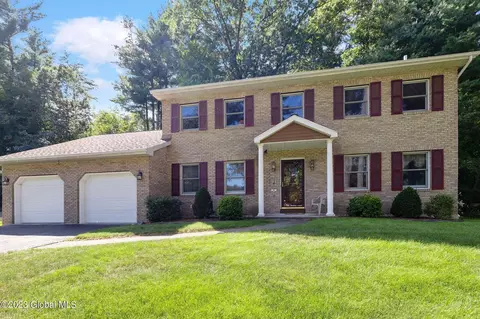 8 Crown Pt, Ballston Lake, NY 12019
