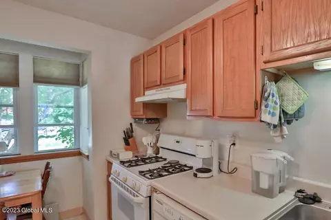 77 Meadowbrook Dr, Slingerlands, NY 12159 photo 5