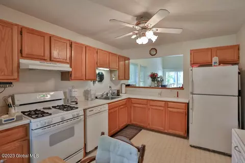 77 Meadowbrook Dr, Slingerlands, NY 12159 photo 3