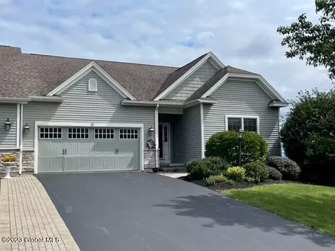 16 Hampton Cir, Mechanicville, NY 12118