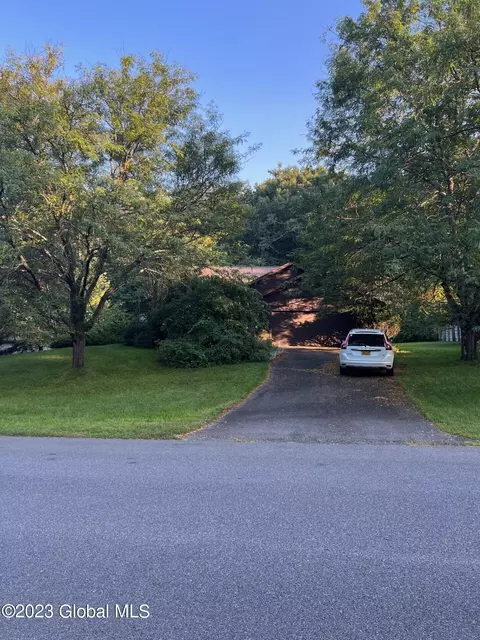 28 Meadow Rue Pl, Malta, NY 12020