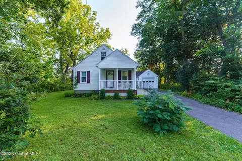 4041 River Rd, Niskayuna, NY 12309