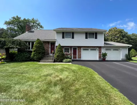 28 Damask Dr, Clifton Park, NY 12065