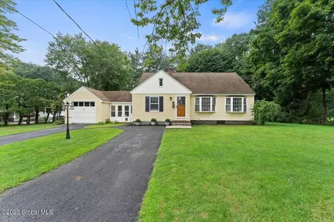 22 Willowbrook Rd, Glenville, NY 12302