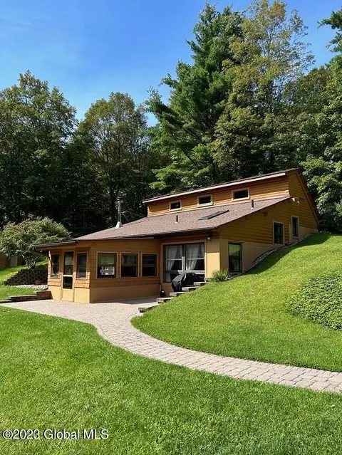 18 Putterin Way, Valley Falls, NY 12185