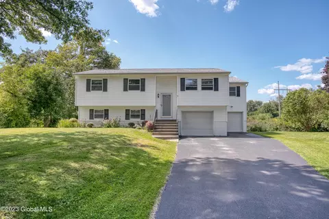 8 Andrea Ct, Watervliet, NY 12189