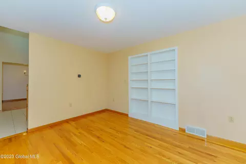 34 Beverly Dr, Albany, NY 12203 photo 7
