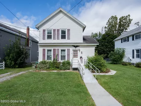 4 Saratoga St, Hoosick Falls, NY 12090