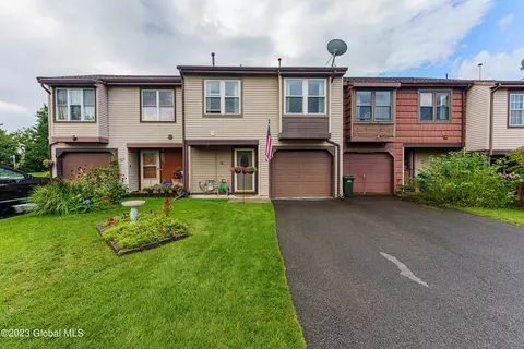 89 Meadowlark Dr, Cohoes, NY 12047