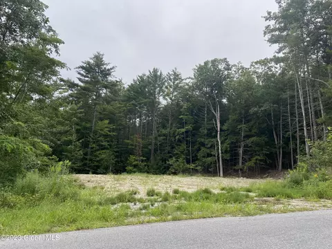 34 Cloverleaf Dr, Warrensburg, NY 12885