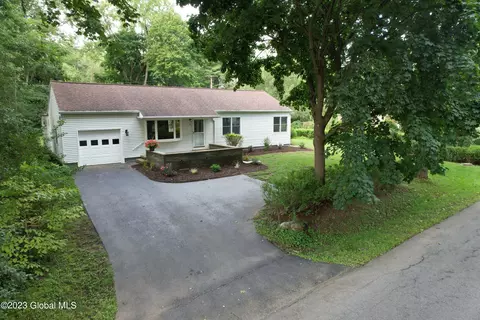 1 Hillandale Dr, Ballston Lake, NY 12019