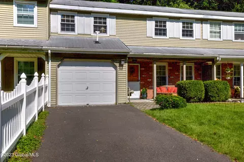 36 Barkwood Ln, Clifton Park, NY 12065