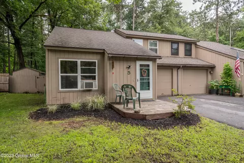 5 Arrow Wood Pl, Malta, NY 12020