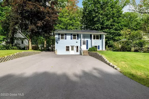 24 Lamplighter Ln, Saratoga Springs, NY 12866
