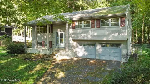 5 Loughberry Rd, Saratoga Springs, NY 12866