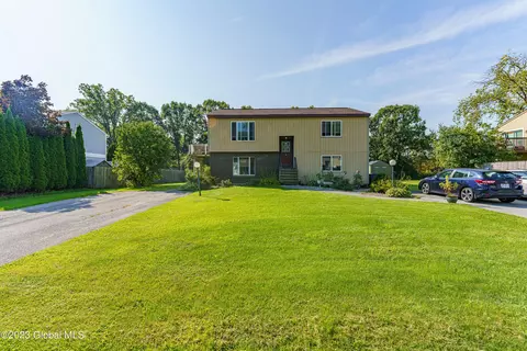 44 Suncrest Dr, Waterford, NY 12188