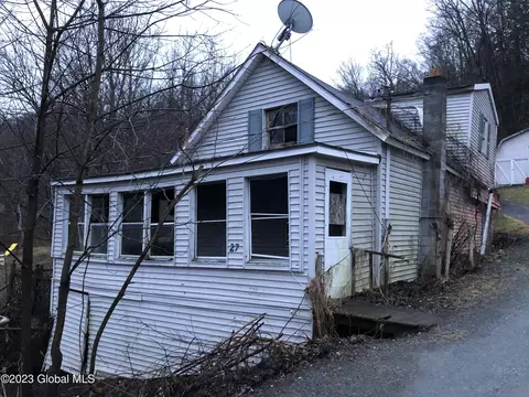 27 Neddo St, Whitehall, NY 12887