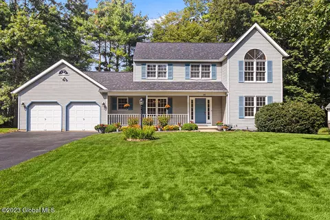 215 Sundew Dr, Schenectady, NY 12303