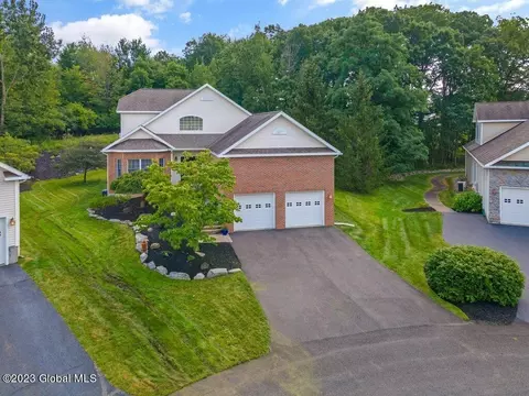 8 Guilder Ct, Loudonville, NY 12211