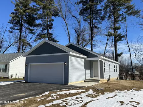 40 Overlook Dr, Glens Falls, NY 12801