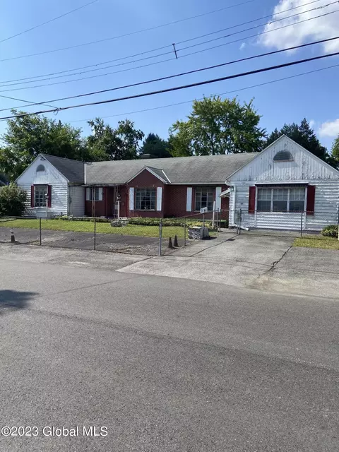 9 Arcadia Ct, Colonie, NY 12205