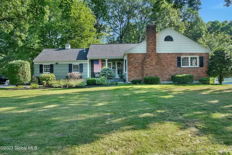 4301 Buckingham Dr, Schenectady, NY 12304