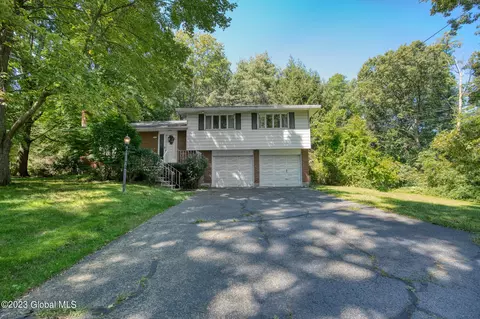 22 Kabalian Dr, Schenectady, NY 12309