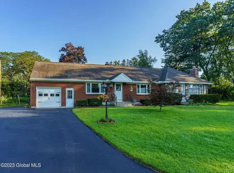 2 Magnolia Ct, Latham, NY 12110