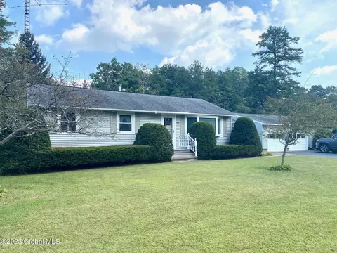8 Wintergreen Rd, Queensbury, NY 12804