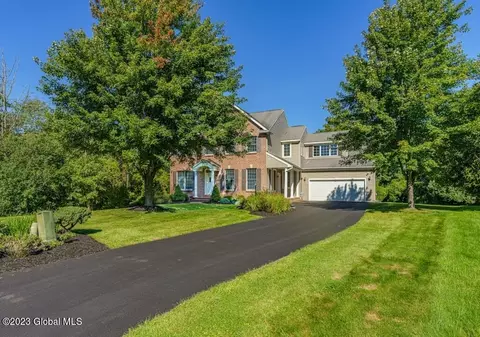8 Wallbrook Ct, Cohoes, NY 12047