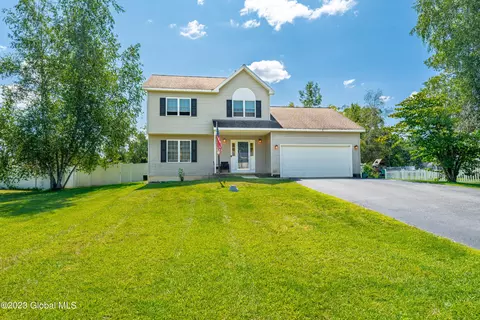 58 Evelyn Dr, Nassau, NY 12123