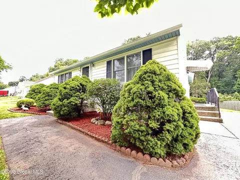 3 Ayre Dr, Albany, NY 12203