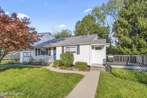 34 Glendale Rd, Latham, NY 12110