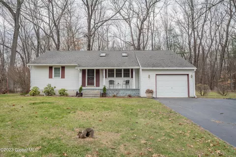 3 Mohegan Ct, Saratoga Springs, NY 12866