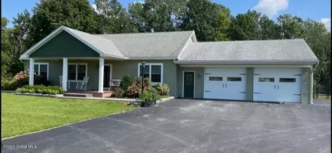 20 Meadowview Dr, Schaghticoke, NY 12154