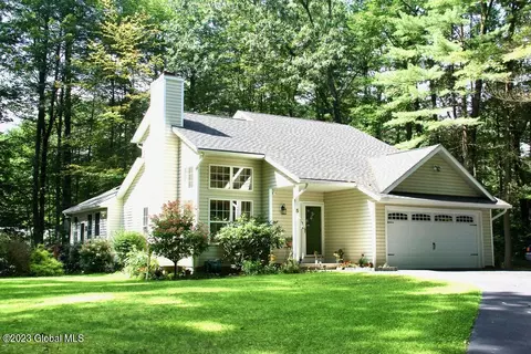 5 Stark Trl, Gansevoort, NY 12831