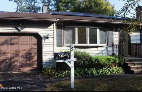 3 Caveson Ln, Colonie, NY 12205