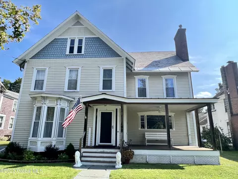 5 S Park St, Cambridge, NY 12816